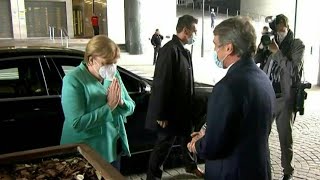 Merkel macht den Yoga Gruß AFP