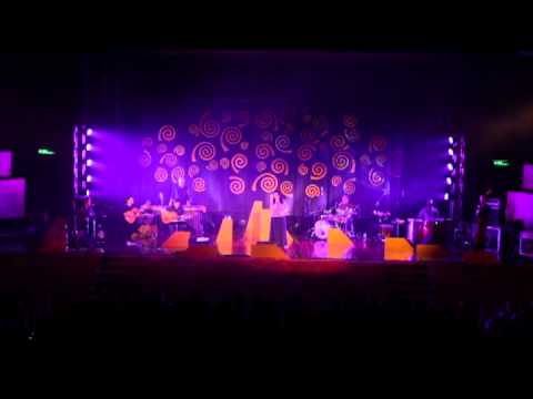 Luiza Borges e André Siqueira + banda - Chovendo na Roseira (Tom Jobim) -