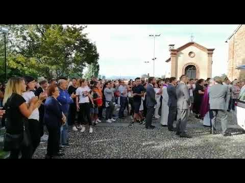Palazzo Pignano, il lancio delle colombe bianche al funerale di Pietro