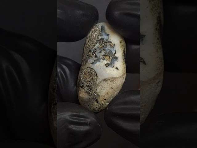 حجر عقيق داؤدي خام تحفة للاقتناء او الاهداء