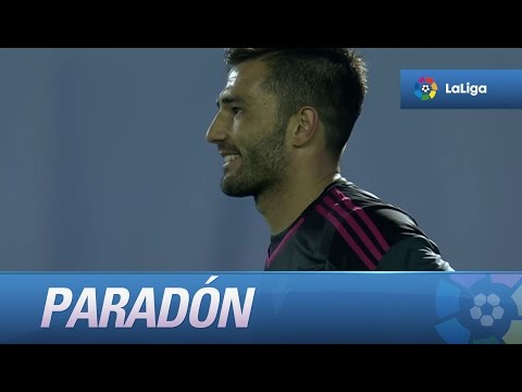 Paradón de Adán al despejar un disparo de Nolito y remate de Orellana alto