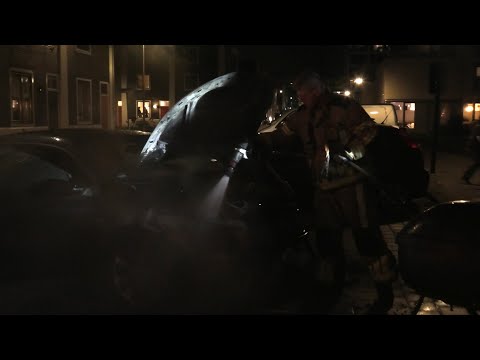 Auto vliegt spontaan tijdens het rijden in brand op de Schumannlaan in Zwolle | Brandweer in actie