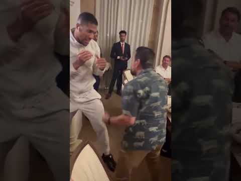 Roberto Duran teaching Anthony Joshua how to break down a fighter to the body, Usyk's kryptonite.