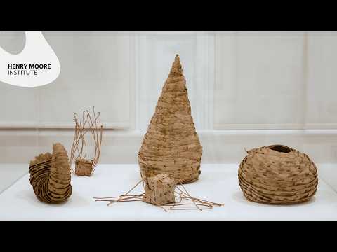 Passing Strange: British Land Art Through Time [Παράξενο πέρασμα: η βρετανική γεωτέχνη μέσα στον χρόνο], έκθεση στο Henry Moore Institute [Ινστιτούτο Χένρυ Μουρ], Ληντς, με επιμέλεια του Dr Sean Ketteringham [Σων Κέτερινγκχαμ], έως τις 2 Νοεμβρίου 2025. Η έκθεση παρουσιάζει τη βρετανική γεωτέχνη των δεκαετιών 1970-1990, με έργα των Andy Goldsworthy [Άντυ Γκόλντσγουορθυ], Richard Long [Ρίτσαρντ Λονγκ], Anya Gallaccio [Άνυα Γκαλλάτσιο] και David Nash [Ντέιβιντ Νας], που διαλέγονται με το τοπίο εστιάζοντας στην εφημερότητα, τη διαδικασία και τη μετάβαση αντί της μνημειακότητας και της μονιμότητας.