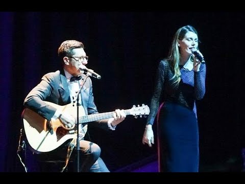 "PONOĆ" PEVA CEO ČIKAGO! Tamara Dragičević, Davor Jovanović i cela sala pevaju hit iz filma "Toma"!