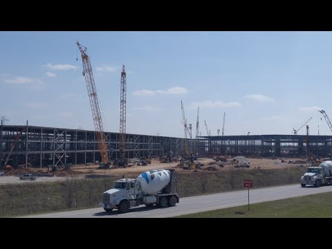 Live At GigaTexas On Hilltop Overlook - tesla Gigafactory