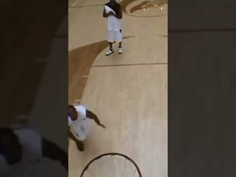 Kobe Bryant grabs $100 off the top of the backboard 🤯