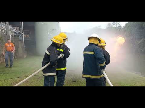 TREINAMENTO SIMULADO DE COMBATE A INCENDIO COM MOTOBOMBA - BRIGADA DE EMERGENCIAS DA KARSTEN