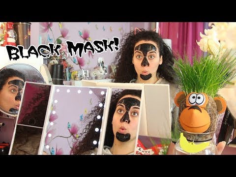 Maschera sulla persona da aridità di pelle La faccia inumidente fa i bagagli da un mirtillo