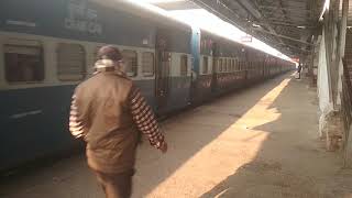 preview picture of video 'Badshahnagar - Gorkhpur intercity express arriving at Gonda Junction'
