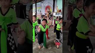 Download lagu Saksikan gadis kecil gemoy yang imut belajar Tari Bali, budaya tradisional yang menakjubkan #trending #shorts #fyp mp3