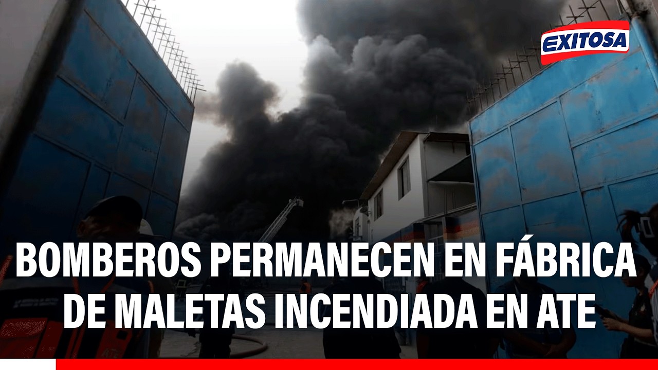 🔴🔵 Bomberos continúan trabajando en fábrica de maletas donde se registró un incendio en Ate