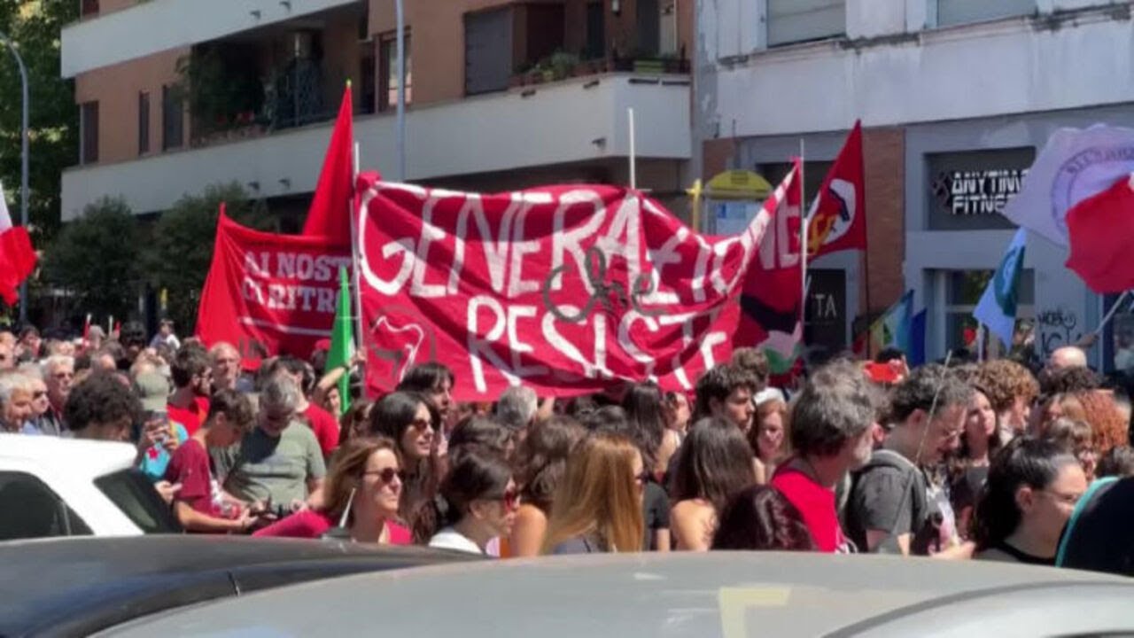 Il corteo del 25 aprile passa tra le vie di Roma, tra striscioni e cori