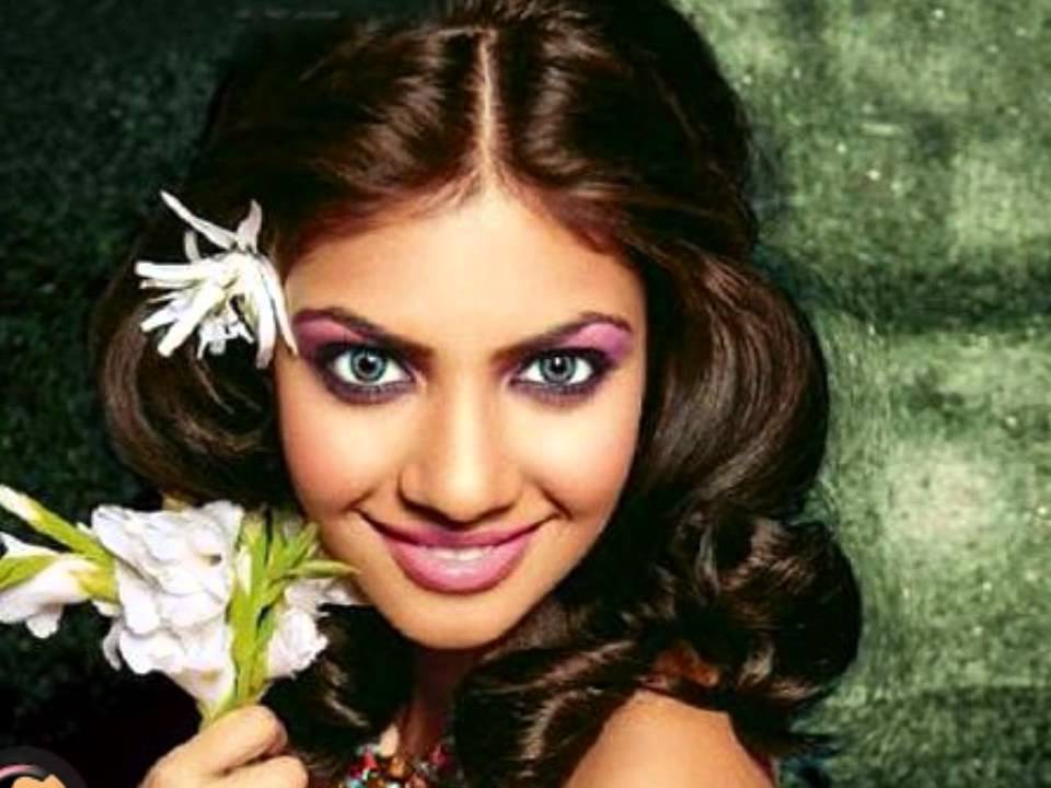 Rangilo Rut Aayo Maaro Gaanv Re Lyrics | Ustad And The Divas (Album) | Ustad Sultan Khan, Chithra K S | Sandesh Shandilya