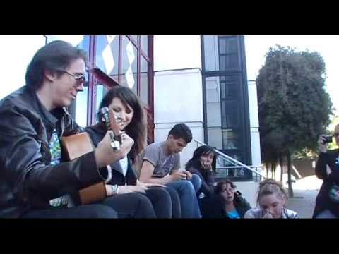 Sam Neves concert improvisé à la sortie de Goom Radio le 18 mai 2011 "A la surface