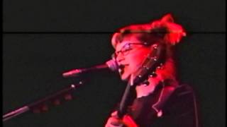 Lisa Loeb and Nine Stories perform &quot;Let&#39;s Forget About It.&quot;