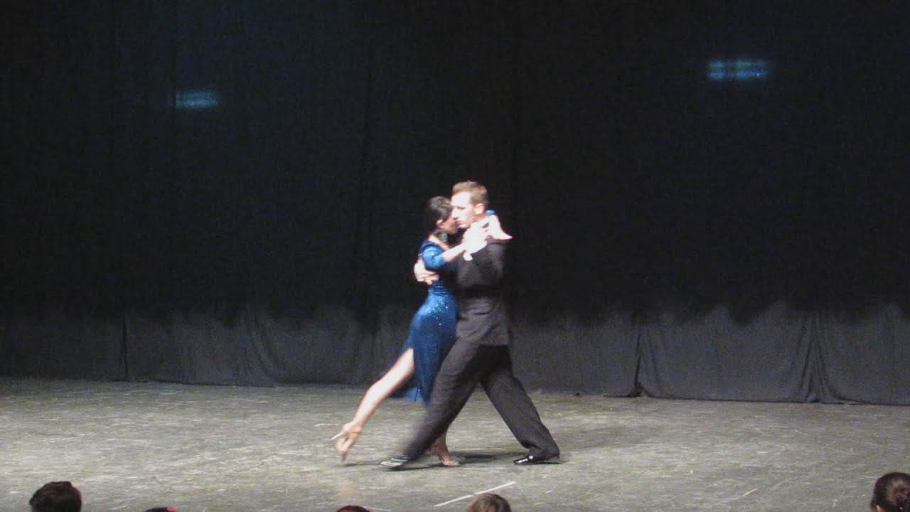 Csongor Kicsi y Laura Iaru - Gallo Ciego