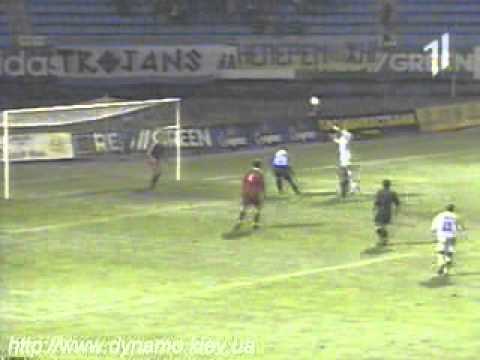 Spieler vergibt unfassbare Torchance --- Football Fail