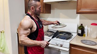 プレートがプレートなんだけれども - 筋肉を維持するためにアメリカで和朝食を作るボディビルダー