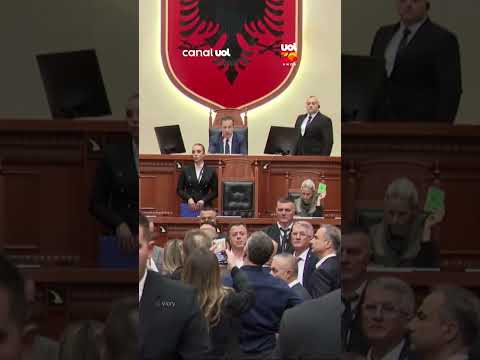 Parlamento da Albânia vira ringue de luta corporal após protestos estudantis nas ruas