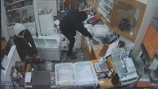 【犯行の瞬間】目出し帽の男らが質店に… わずか1分でネックレスや腕時計を奪って逃走 防犯カメラが捉えた一部始終 愛知･豊橋市