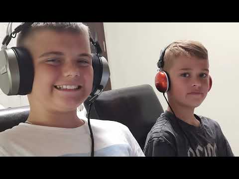 "Przyjaciel wie"  - wykonawcy Maks i Kacper