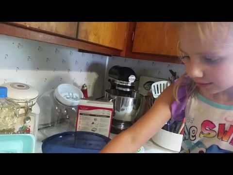 BAKING MOMMY'S BIRTHDAY CAKE (3)