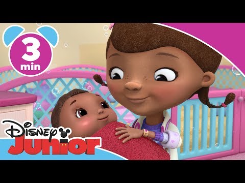 Doktor McStuffins  | Baby-dukkes første bad! - Disney Junior Danmark