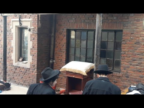 שידור חי: שחרית בחצר 770