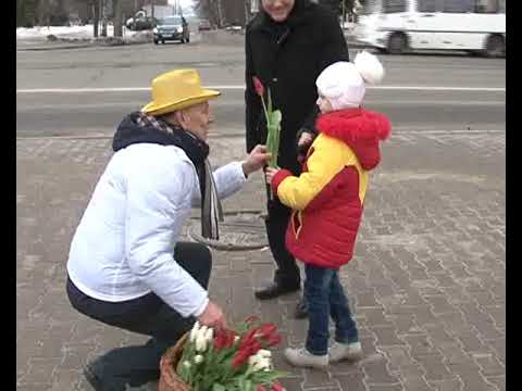 На улицах Курска раздавали цветы
