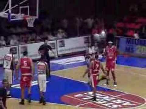 35 20-10-07 Leuven-BCO - Green scoort op fast-break + nog bo