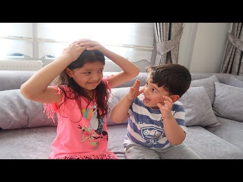 Masal Çocuk Bakıcısı Oluyor ve Bu sefer Çok Zorlanıyor - Kids Pretend Play Taking of Babies feeding