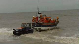 preview picture of video 'Aldeburgh Lifeboat Launch Aug 2010 -  Suffolk, UK'