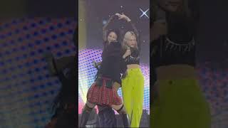 Download lagu SuA jealousy when she sees her members doing skinship in front of her eyes #dreamcatcher #드림캐쳐 mp3
