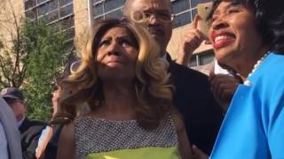 Aretha Franklin Emotionally Unveils New Detroit Street Named In Her Honor