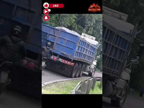 Moto Fica Presa na Traseira de Caminhão em Movimento!
