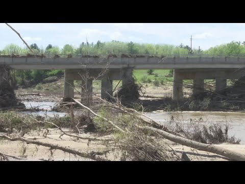 Community helps Edenville man salvage what's left of his belongings after flood