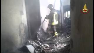 preview picture of video 'Forino, in fiamme appartamento: distrutta parte del tetto'