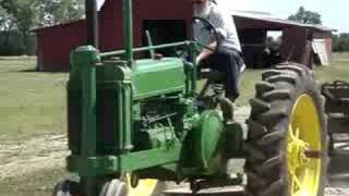preview picture of video 'Carl Crock's 1937 John Deere A Pulling a Sled'