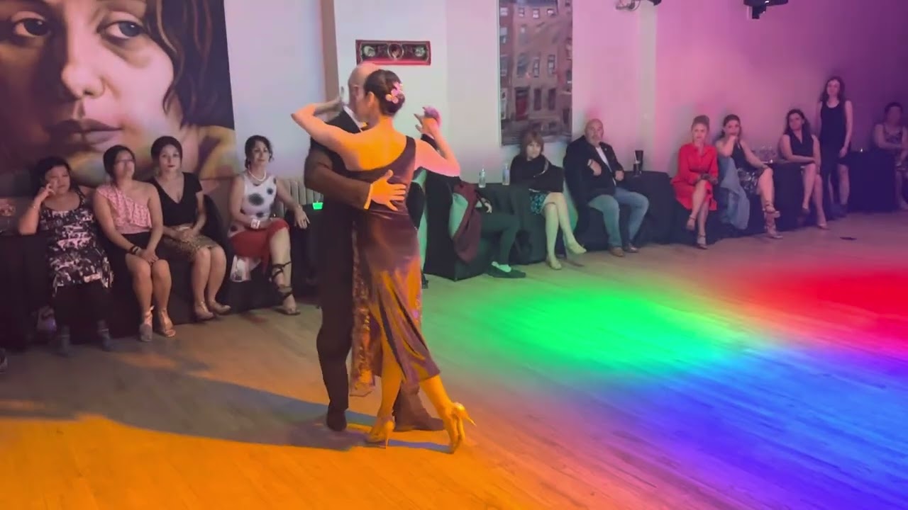 Hoi Shan Leung y Orlando Reyes Ibarra tango performance at La Nacional on 20230608.