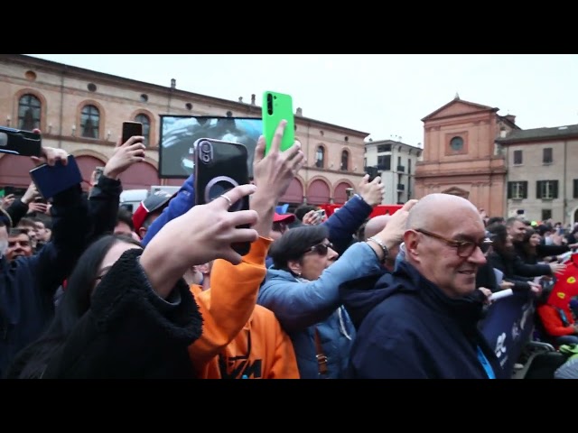 Imola, i tifosi in piazza accolgono Valentino Rossi e tutti i piloti del Wec VIDEO