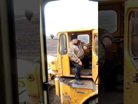 ПОКАЗАЛ КТО ГЛАВНЫЙ😱🚜 #tractor #трактор #мтз #тракторист #мтз82 #к700 #кировец #гусеничный #шортсы
