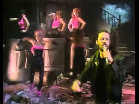 Tim Curry performs Street Sings | Rock Follies of '77