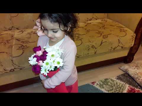 Annesini kıskanan bebek