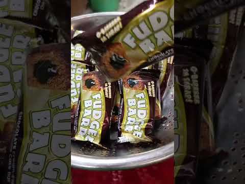 O BARRRRR SA SARAP FUDGEE BAR #asmr #chocolate cream filled #chocolate cake bar #trending #shorts