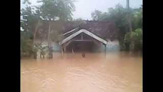 preview picture of video 'Banjir Desa Tedunan Wedung Demak ( ktka surut 1 meteran)'