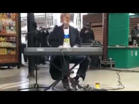 British singer Tom Odell sang for Ukrainian refugees at the Bucharest train station.