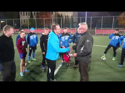 Życzenia urodzinowe od drużyny LZS Piaseczno dla trenera zespołu Jarosława Bogdanowicza