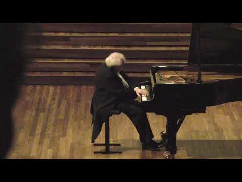 Grigory Sokolov: II. Menuetto : Piano Sonata No. 11 in A major, K. 331 / 300i (1784)  - Mozart