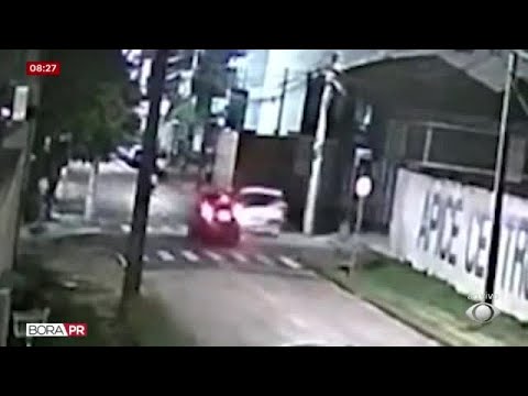 Câmera flagra acidente no bairro Pioneiros, em Fazenda Rio Grande